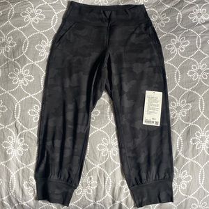NWOT Lululemon size 6 align jogger crop black and grey camo